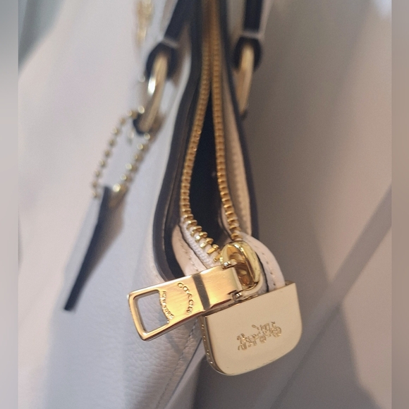 Coach Pebbled Leather Bay Tote Bag Used Once White Gold Hardware F48637 Zip Top - Picture 5 of 13